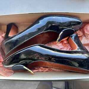 Manor Borne Vintage by  I.Magnin&Co  Black Heels Stylish Gold Flower Detail NIB